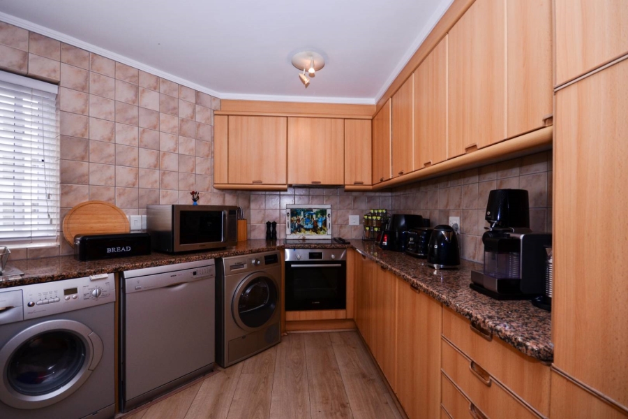 To Let 2 Bedroom Property for Rent in Bantry Bay Western Cape